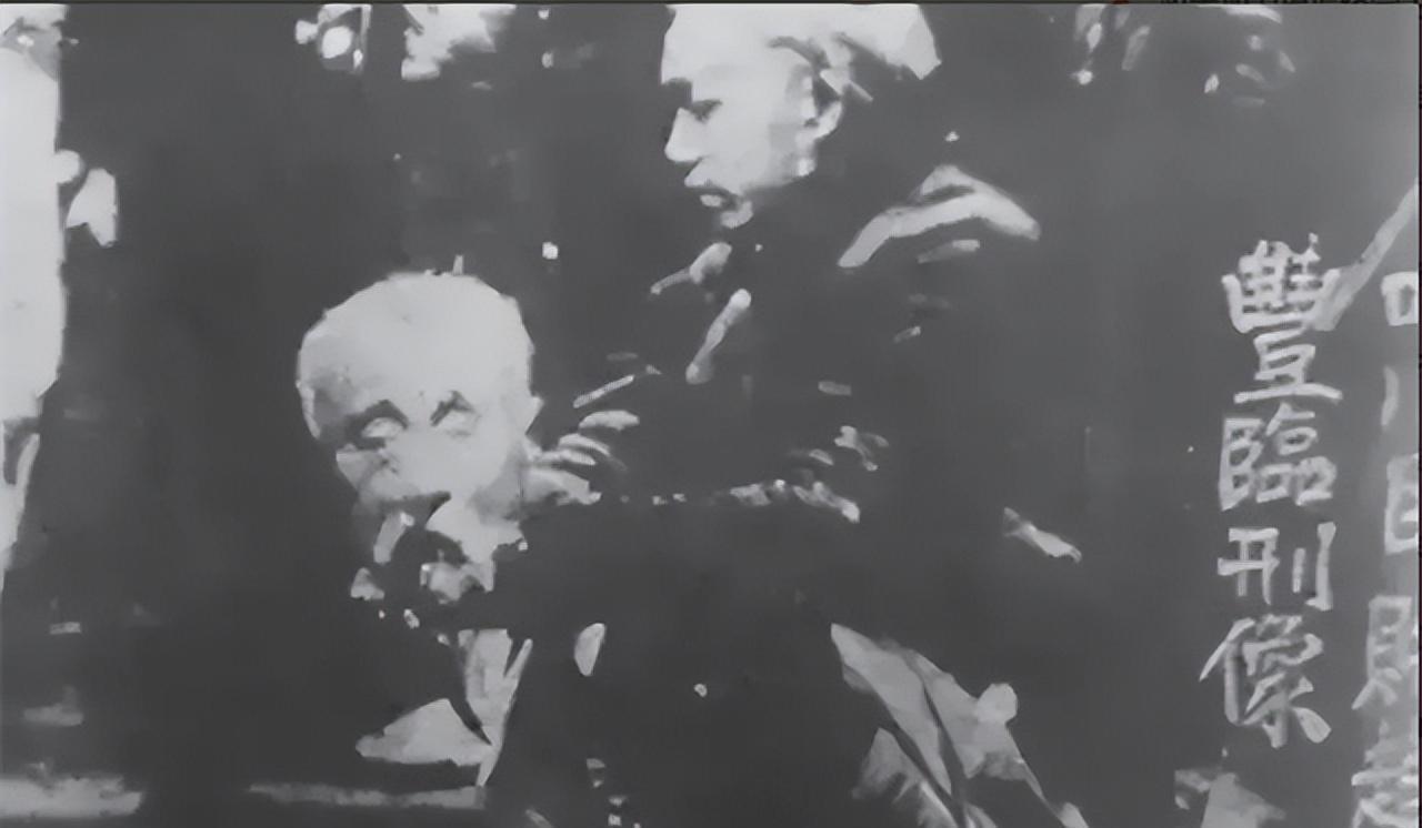 1911年，四川总督赵尔丰被砍下脑袋后，其头颅被悬挂城门示众。

赵尔丰，出身低