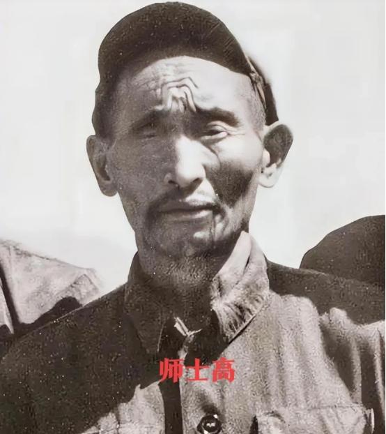 1952年春天，大凉山深处的寒风卷着枯叶打转。解放军剿匪部队踩着沙沙作响的枝条深