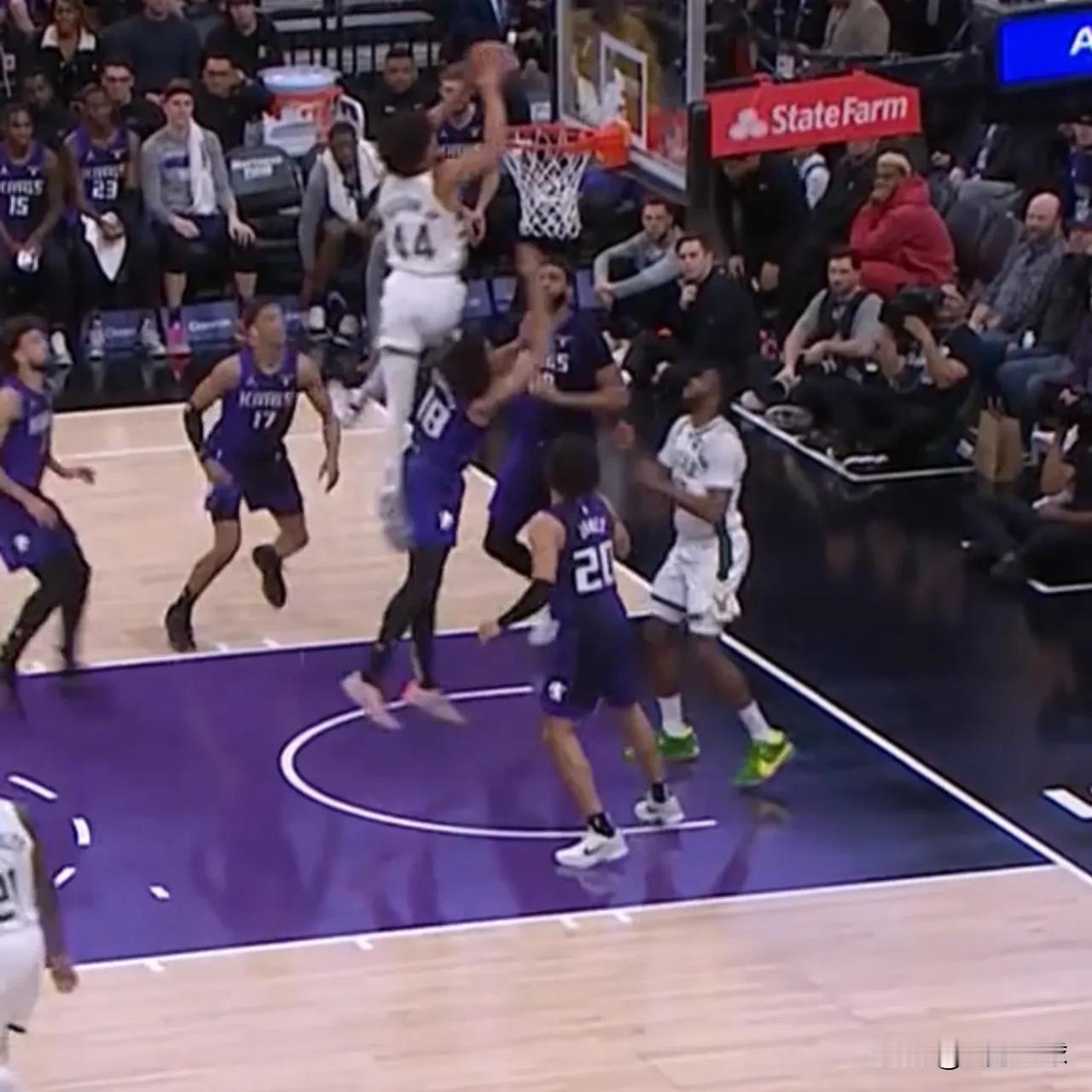 这家伙真的是太能跳了
补扣直接脖子超框
顺便还隔扣了一个人
都不能说是隔扣了
直