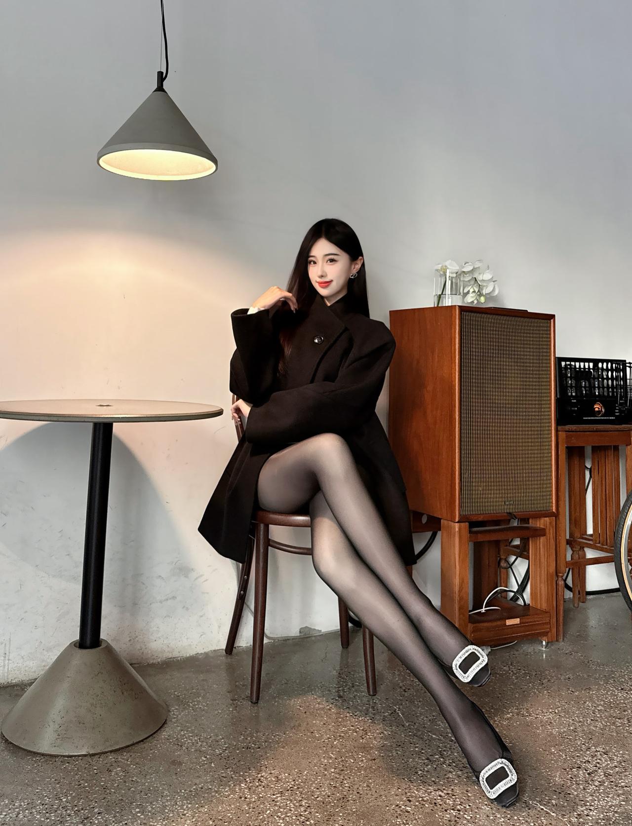 黑衣红唇，复古咖啡馆，时尚穿搭指南怎样穿搭才有女王范?