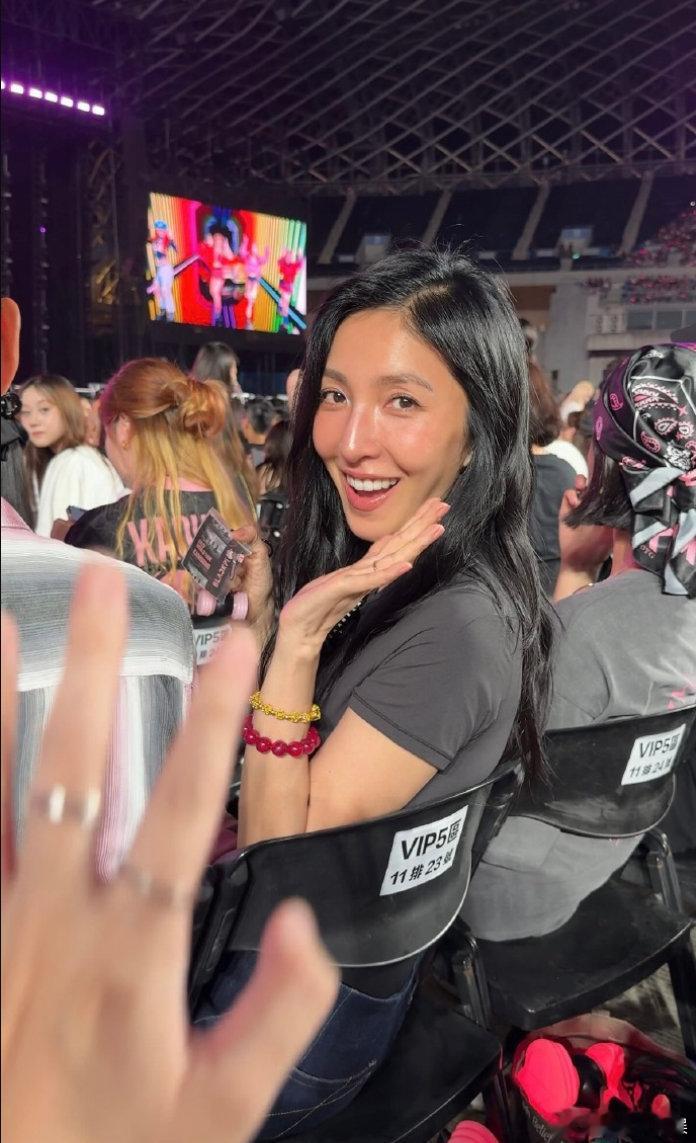杨谨华看blackpink演唱会 杨谨华拿完金钟奖马上去看bp演唱会咯~状态大好