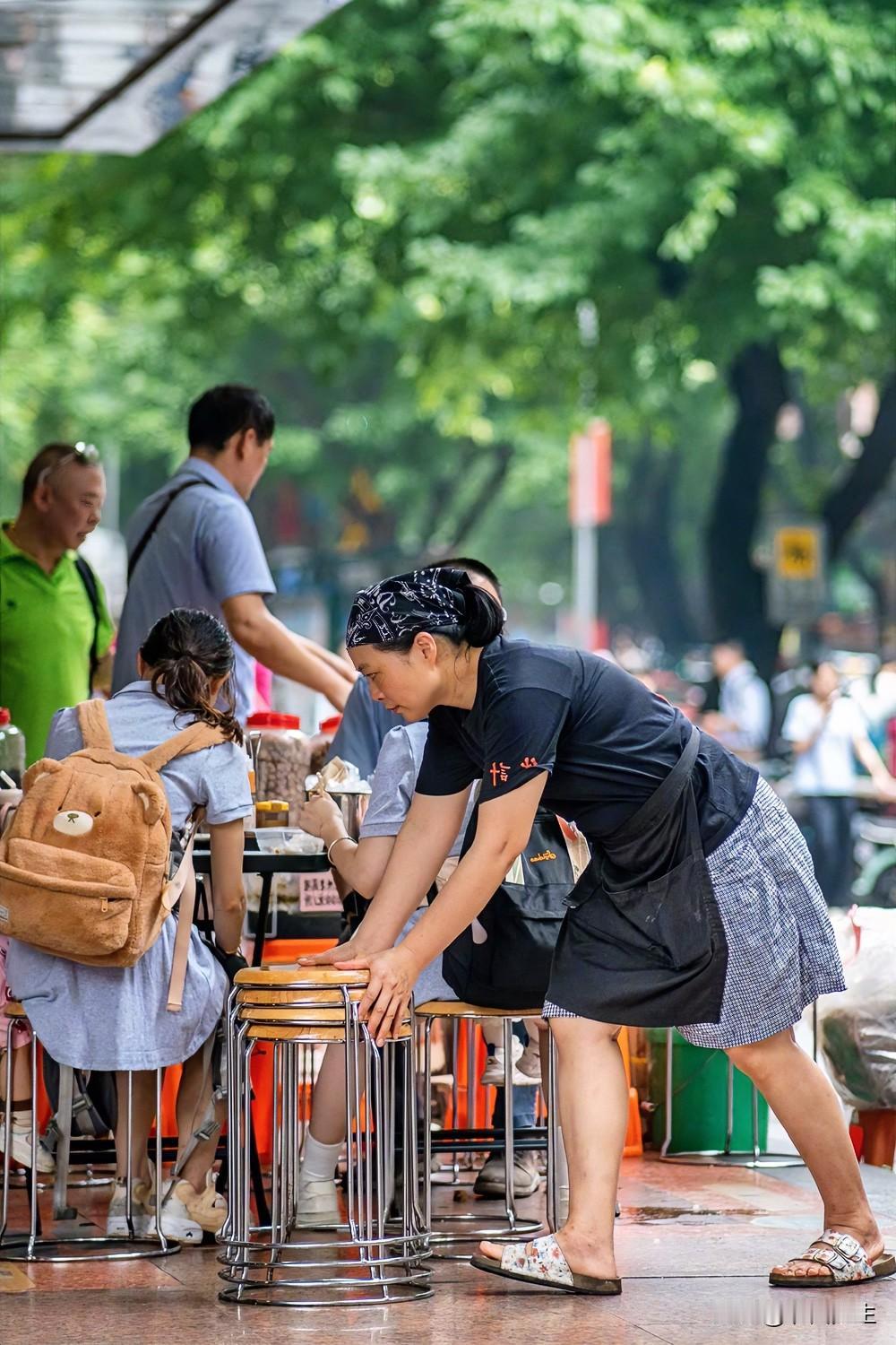 刚毕业的大学生，能踏下心，低成本过日子，实属难得，月花1500元。

看一下他的