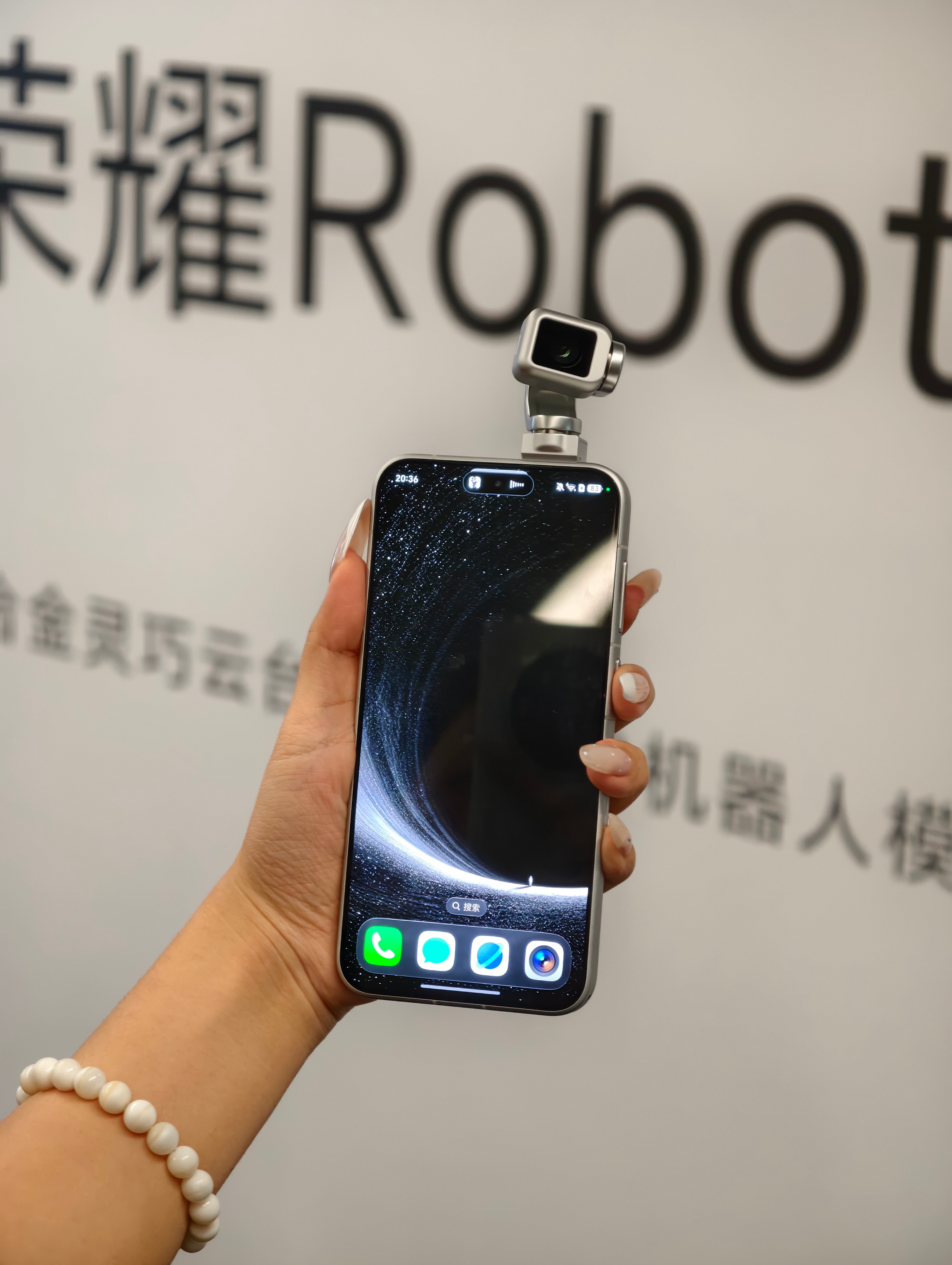 荣耀Robot Phone真的帅！完全就是划时代的产品，将云台跟手机进行了结合，