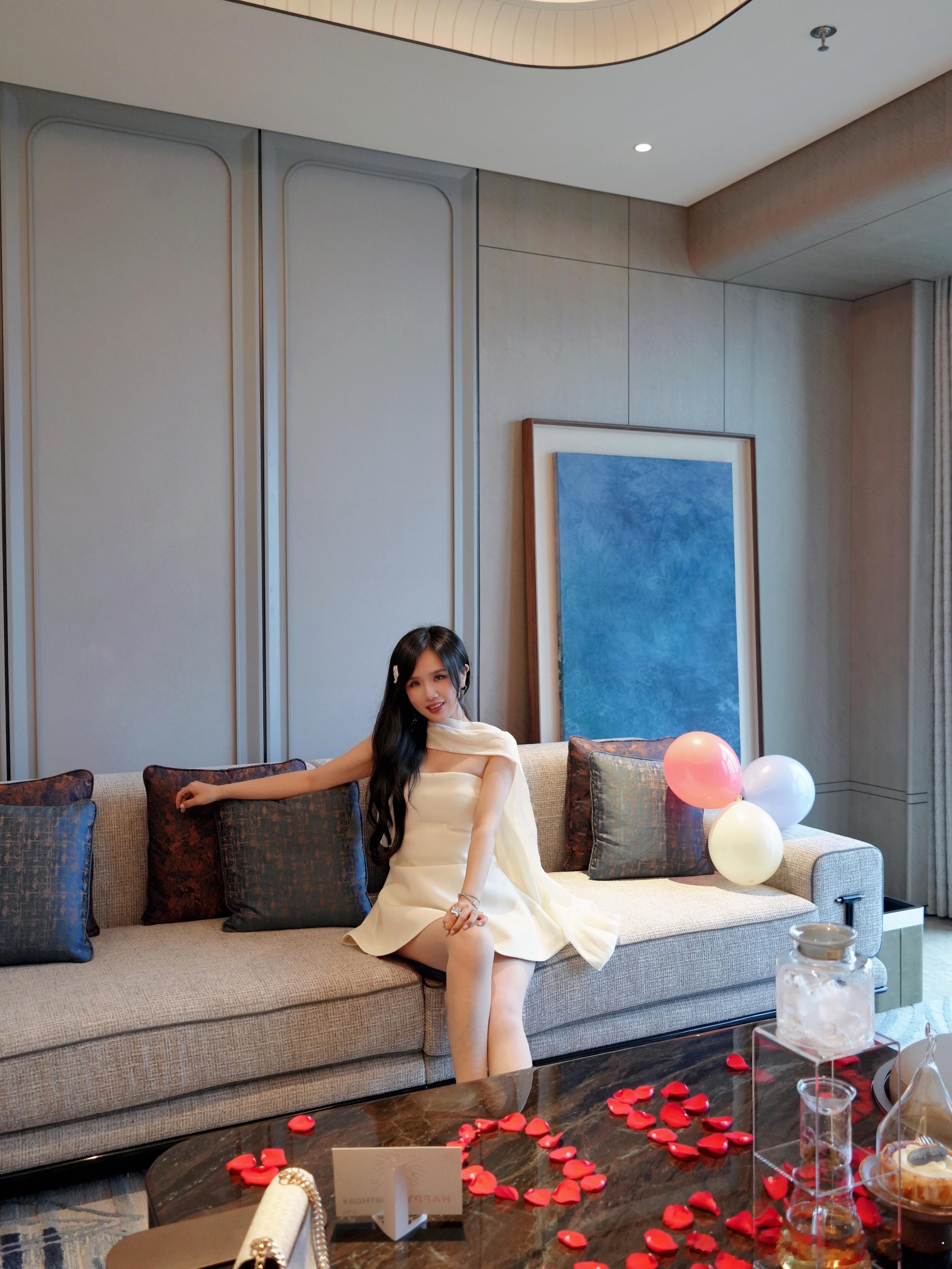 在上海外滩云端，被玫瑰和江景包围的生日🎈今年过了一个超幸福的生日🎂🥂上周终