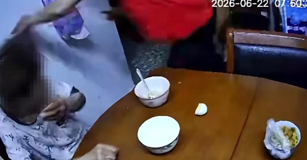 江苏南京的黄女士最近发现，85岁的外婆状态越来越不对劲。老人患有阿尔茨海默症，平
