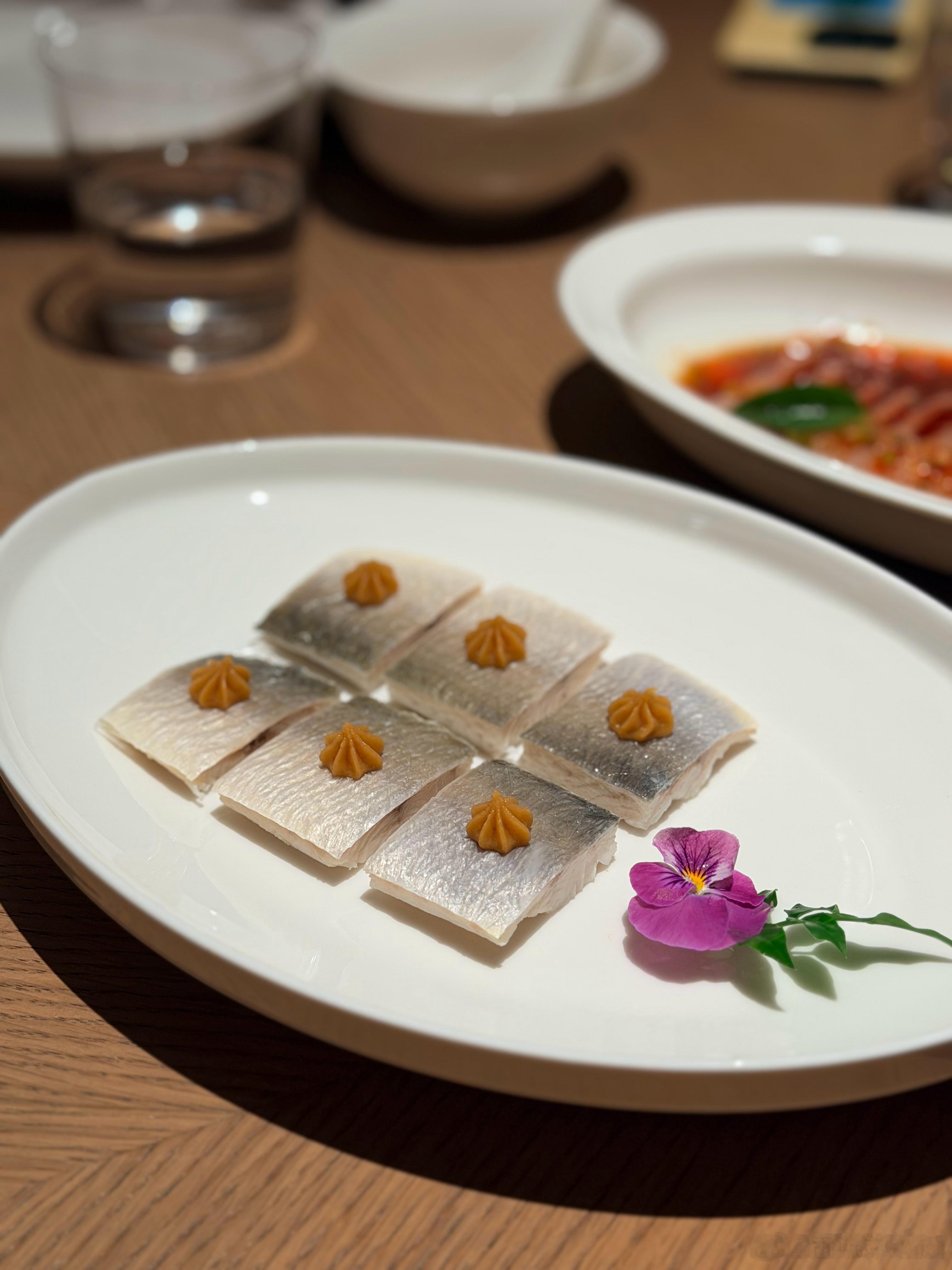 菁禧荟开的副牌。瑰禧。大头虾、螃蟹和酸菜鱼好吃。 