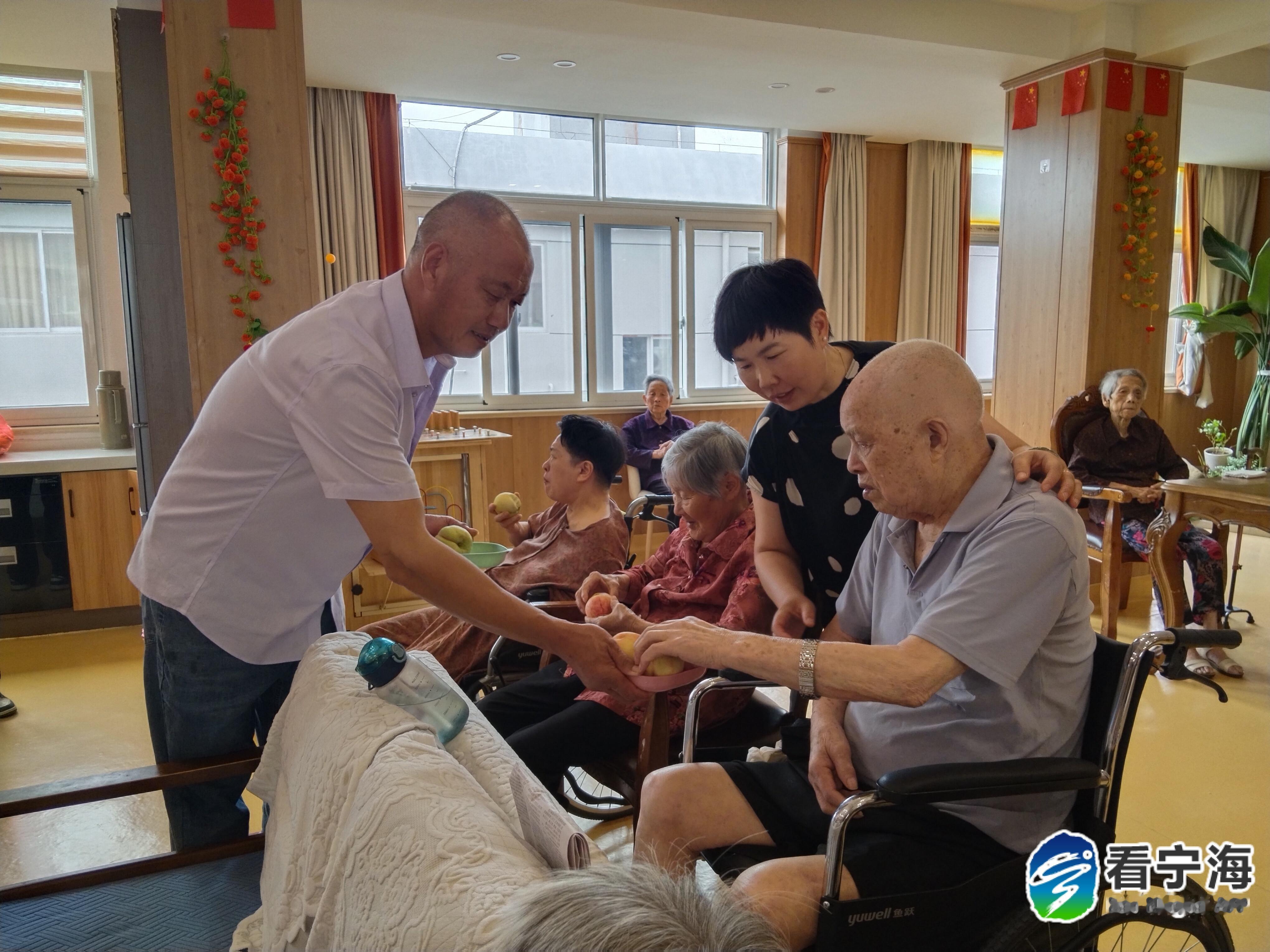 宁波宁海爱心农场捐赠千斤水蜜桃传递温情 近日，宁海县鑫荣家庭农场向县红十字会捐赠