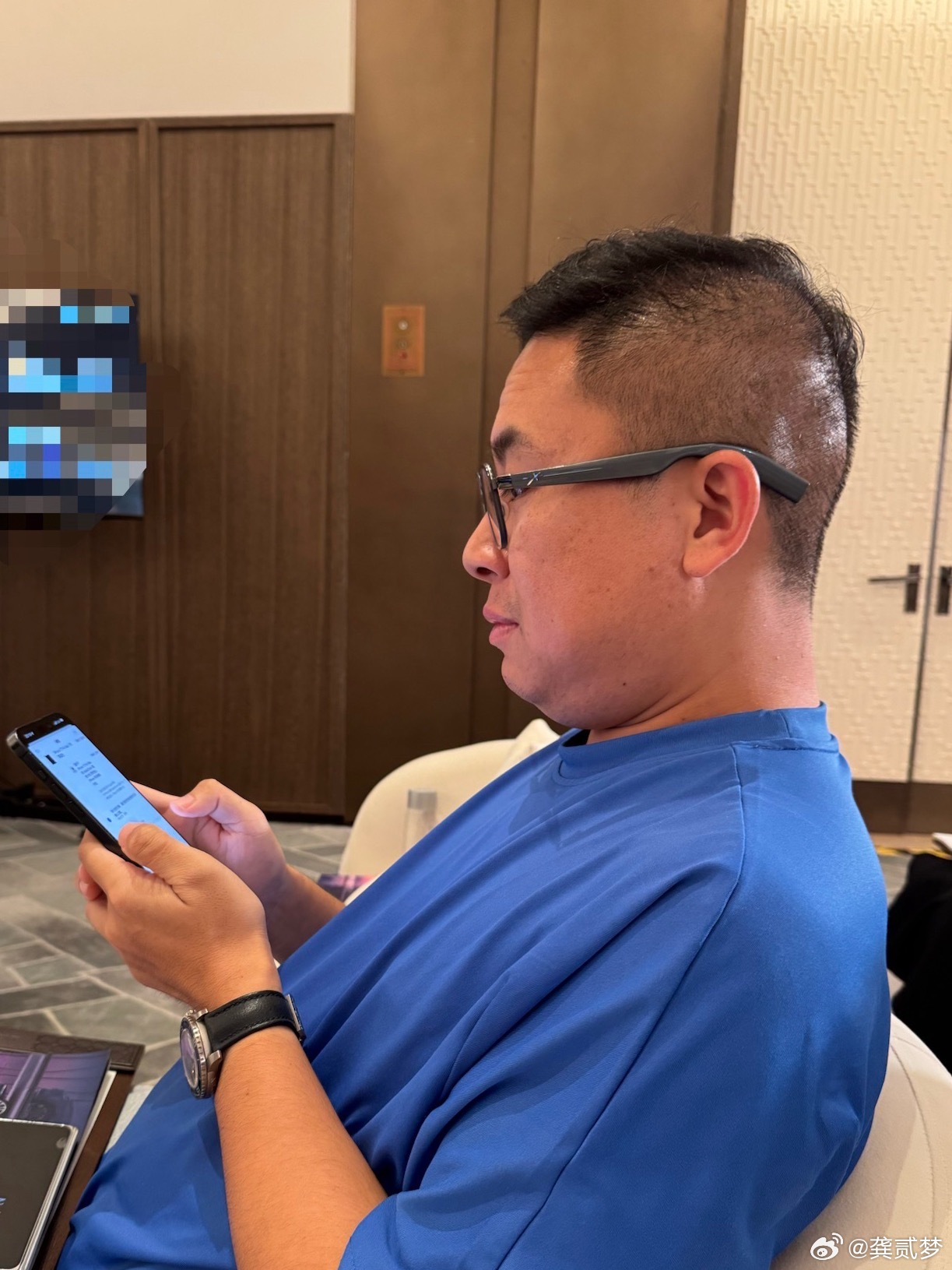 抢iPhone17这刁毛，在华为活动上抢iPhone，等下把他扔嘉陵江里​​​