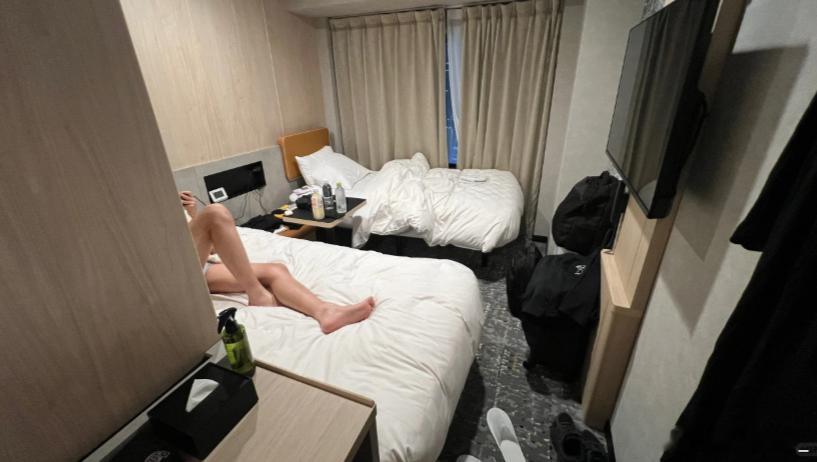 用人民币感受日本物价 日本的住宿是真的又贵又小，而且还要按人头收，房间里多一个人