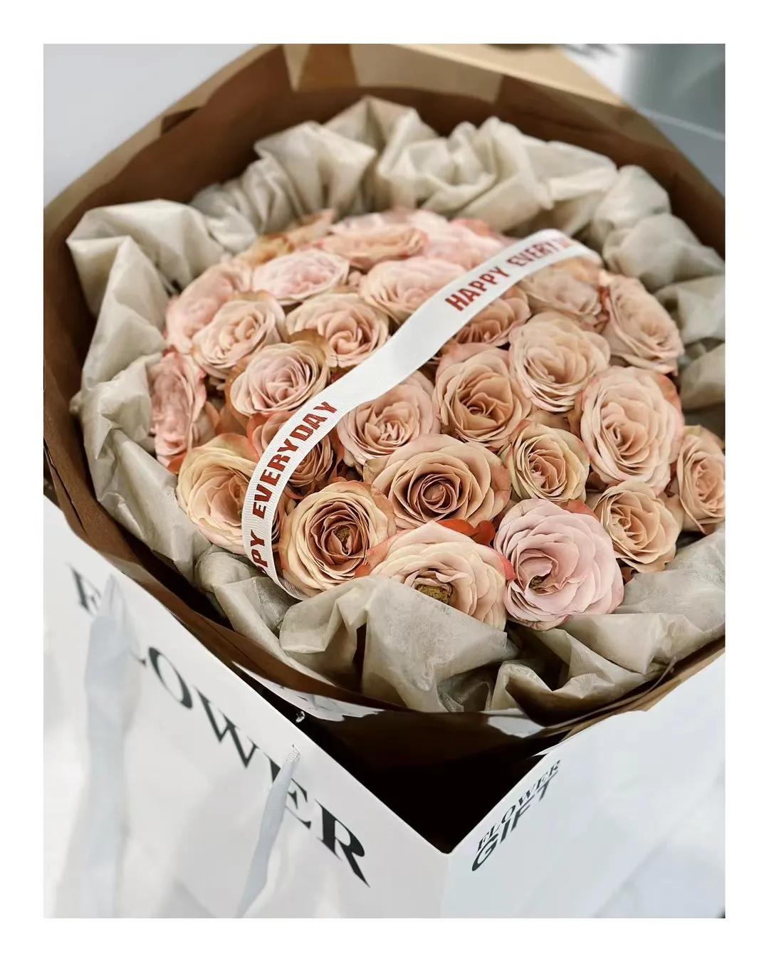 为什么越是40岁的男人越不想放过在一起1-5年的情人？
答案是：把她当亲人了。
