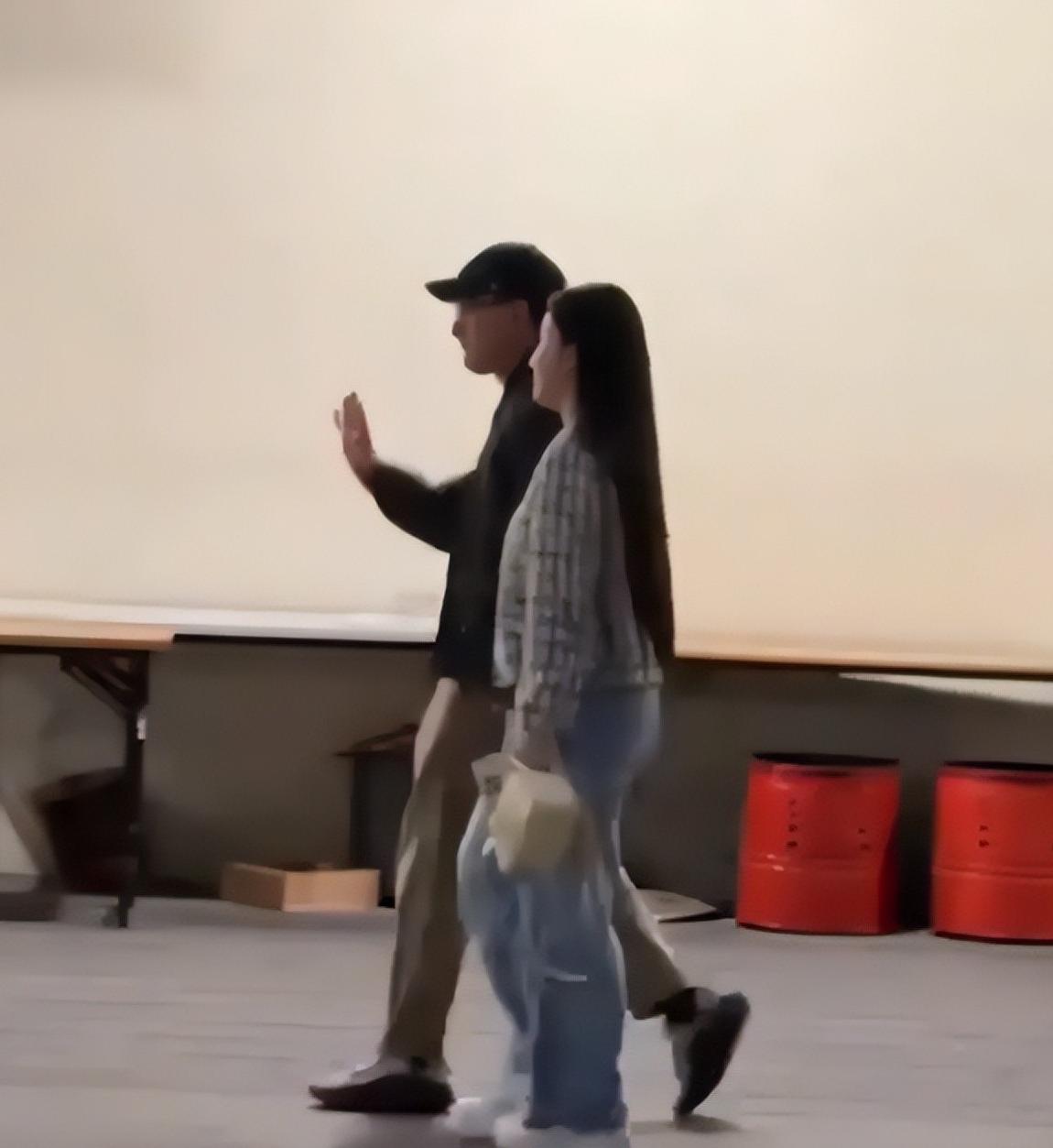 52岁刘恺威恋情曝光！女方气质出众曲线明显，两人十指紧扣。

5月27日，刘恺威