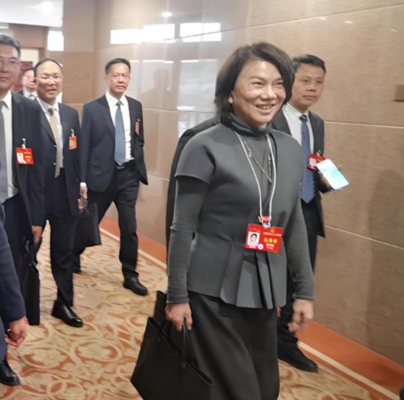 董明珠上门讨要42万货款，经销商却说：“再发50万的货，卖完一起结！”董明珠灵机
