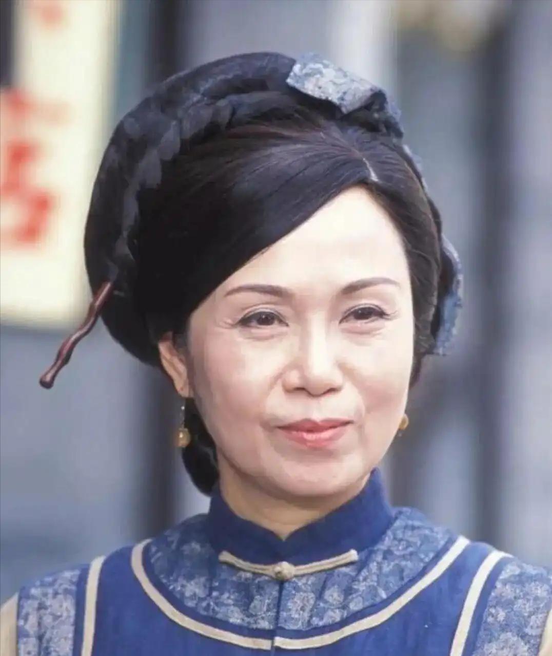 79岁的香港演员陈嘉仪，独居珠海。不是因为她没有家人，而是她两个儿子的心就如同铁