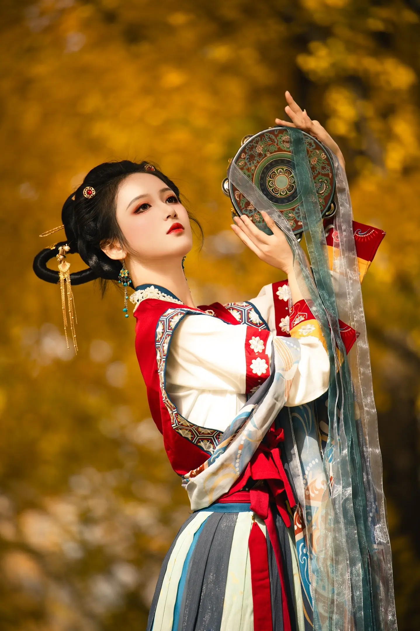 这银杏可太美了。黄配红 真合适