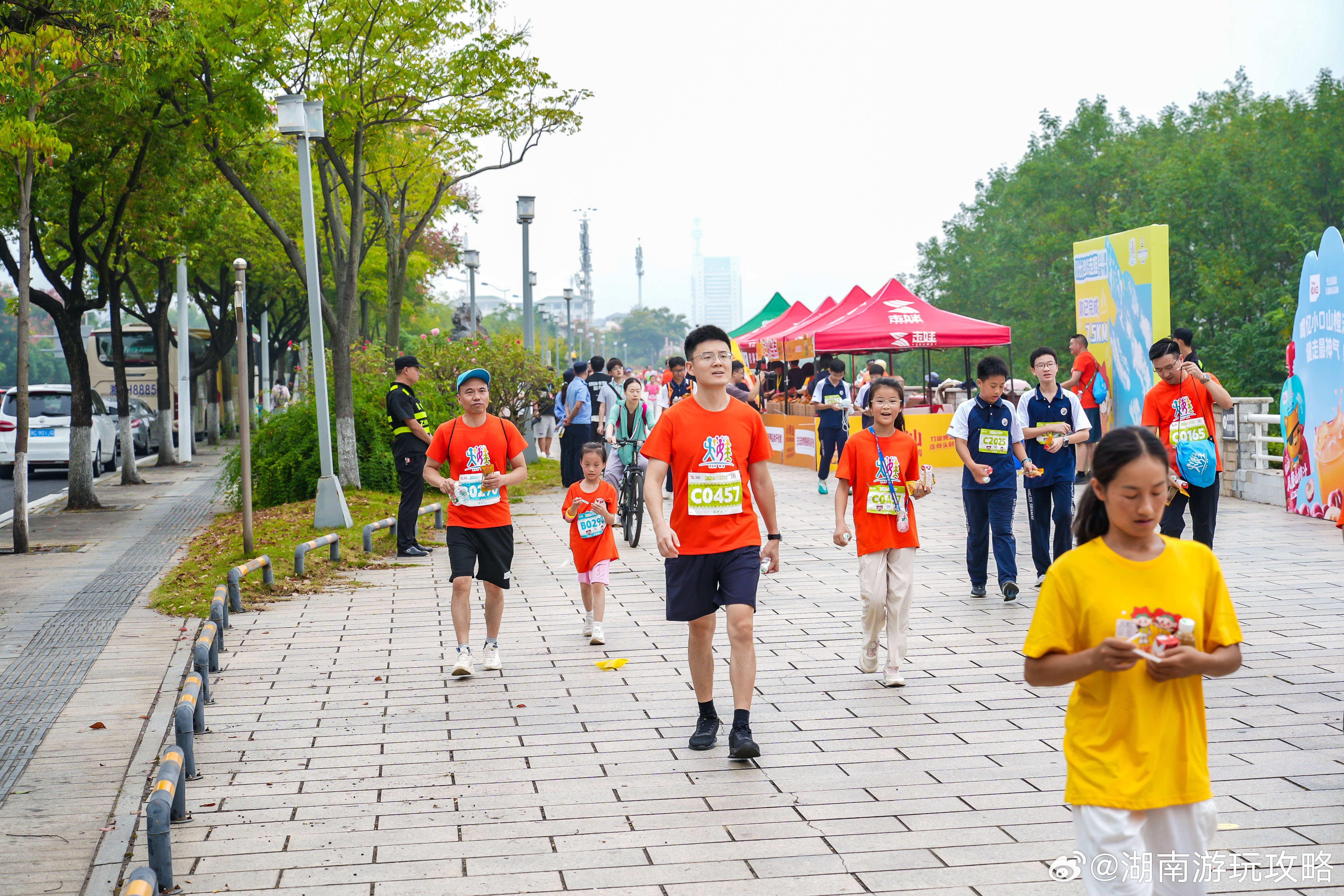 长沙走娃大手牵小手一起向前走13.5公里是赛道的终点，却不是我的脚步终点。有茄皇