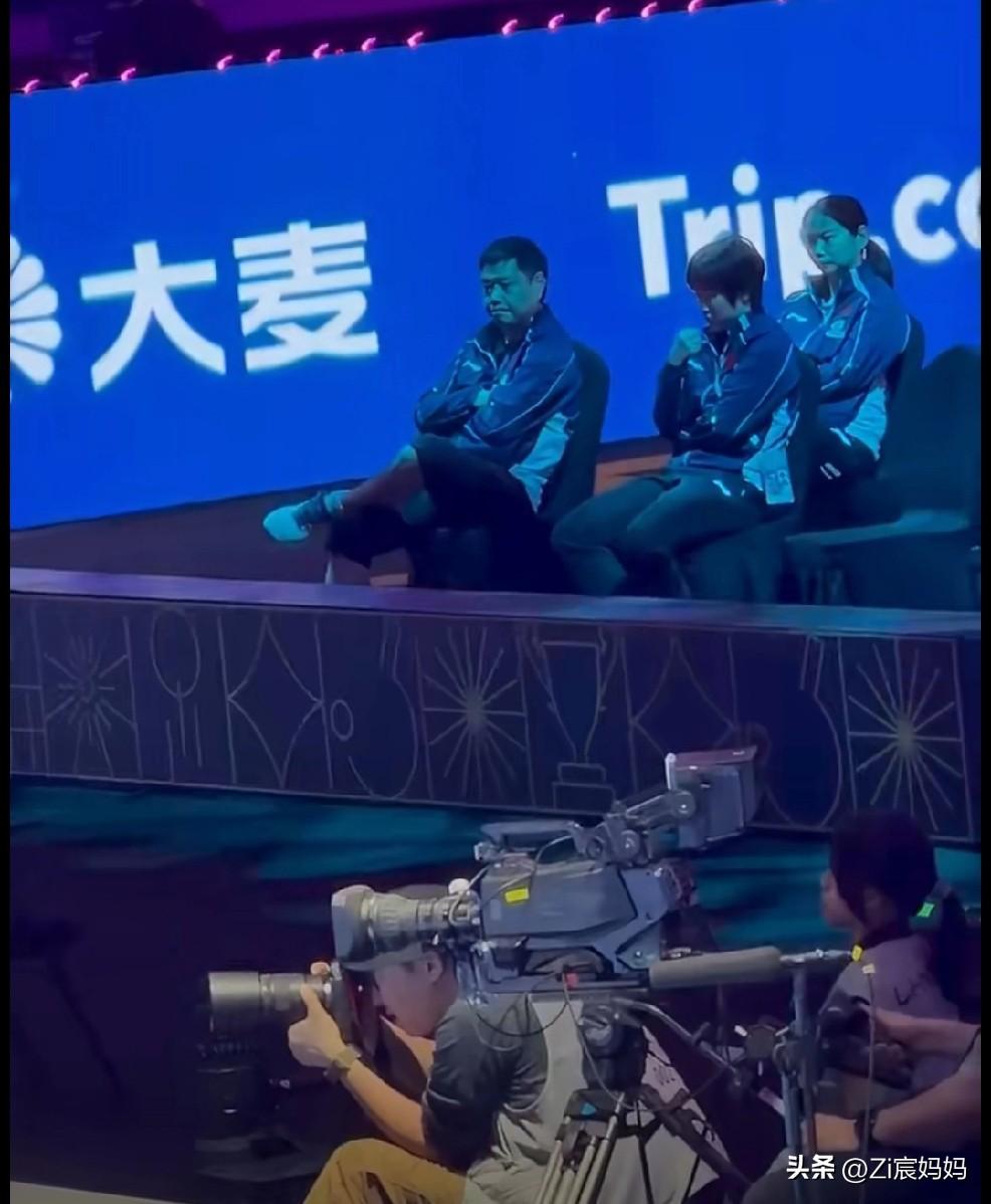 昨晚王艺迪对张本美合的比赛，
场边王励勤、秦志戬等人都来场边观看了大迪的比赛，