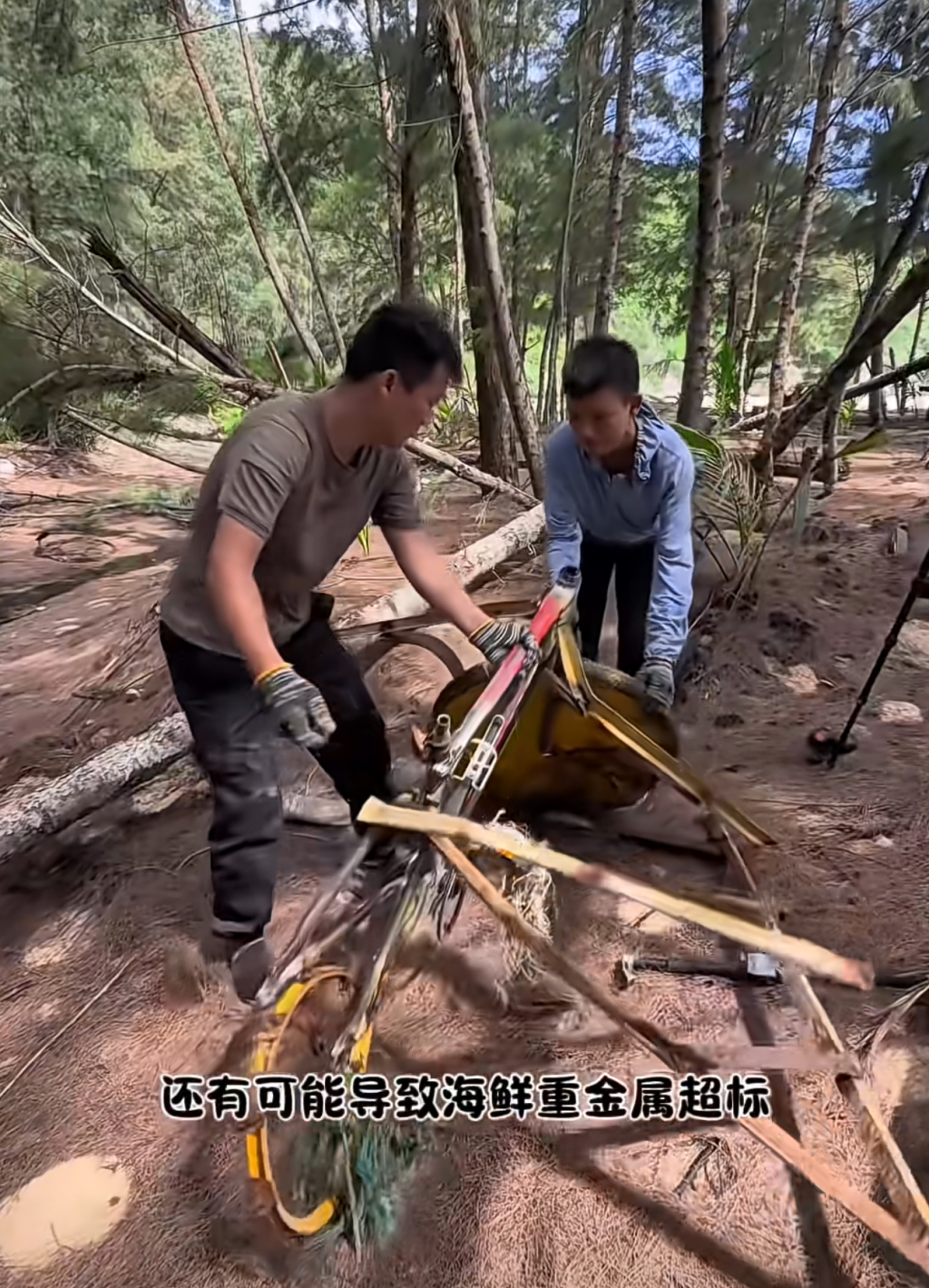 【相关方称部分综艺道具交给当地村民】当地回应综艺道具成海滩垃圾海南一位视频博主带
