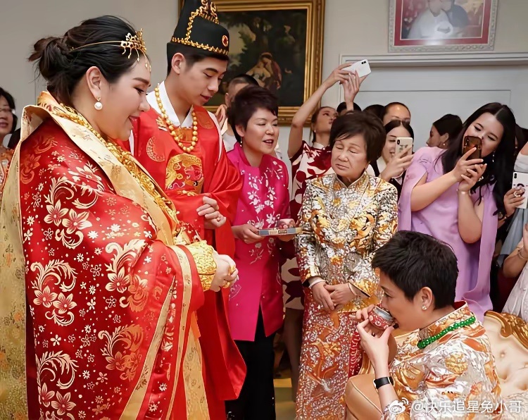 原来姚安娜与赌王女婿辛奇隆是2016级哈佛校友，二人曾搭档任职哈佛中国论坛。 