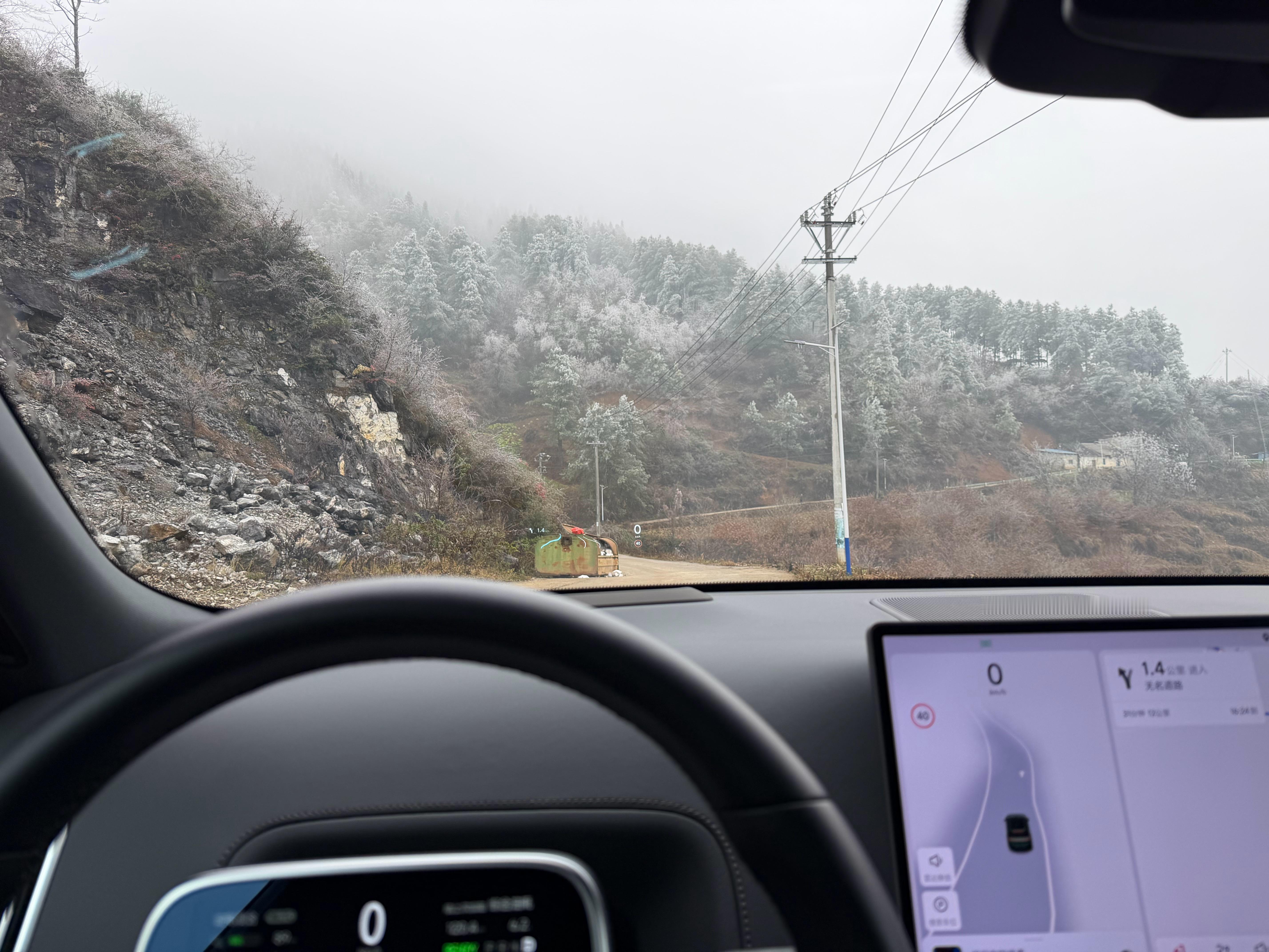 一座被冰霜包裹的城市，智驾跑山路也是别有一番风味 