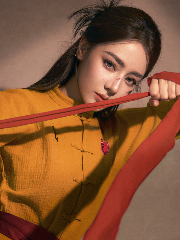 迪丽热巴 敢爱敢恨、拿得起放得下，是钰珑在《功夫女足》中最动人的性格底色。迪丽热