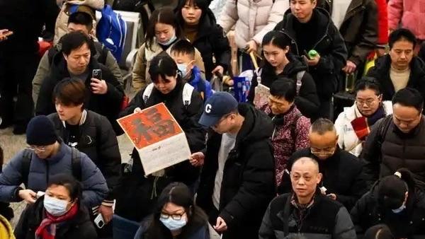 2026年春节，“反向过年”持续升温，传统返乡团圆的固有格局悄然改变，父母前往子