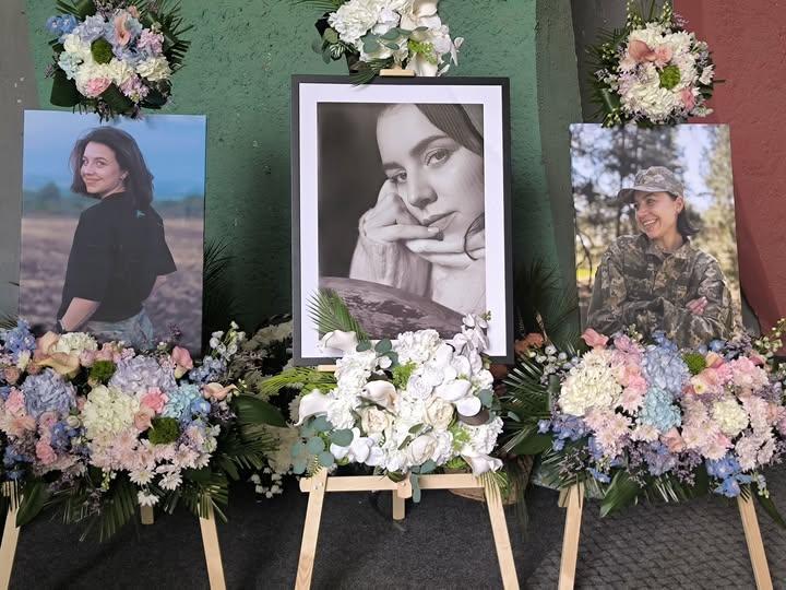 前三个乌克兰女兵，已经为抵抗俄罗斯而失去了生命。
后面那张四宫格照片是一个人，她