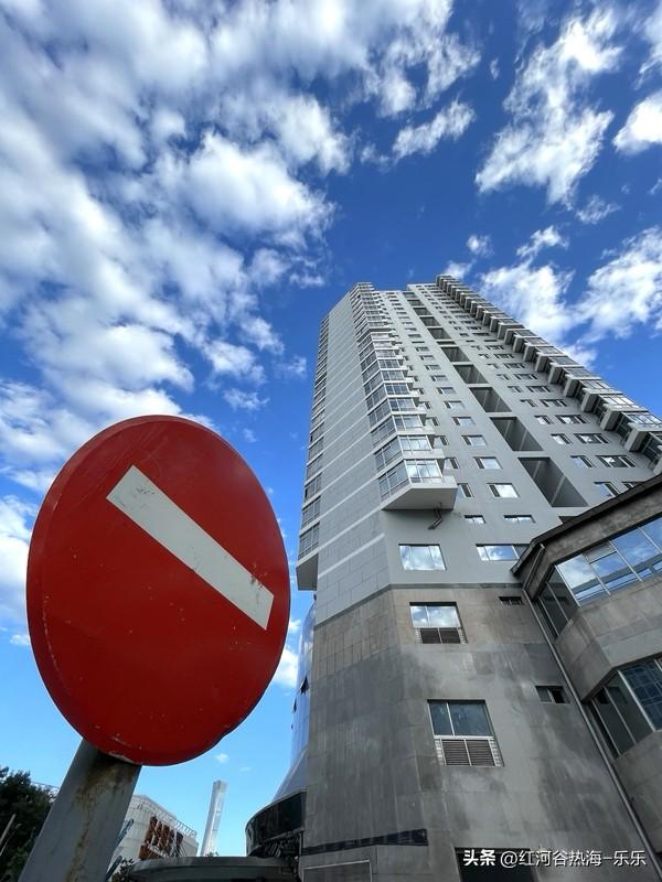 楼市里面9成以上还是刚需。
因为有这些刚需在，房价才有了软着陆的基础。
这些刚需