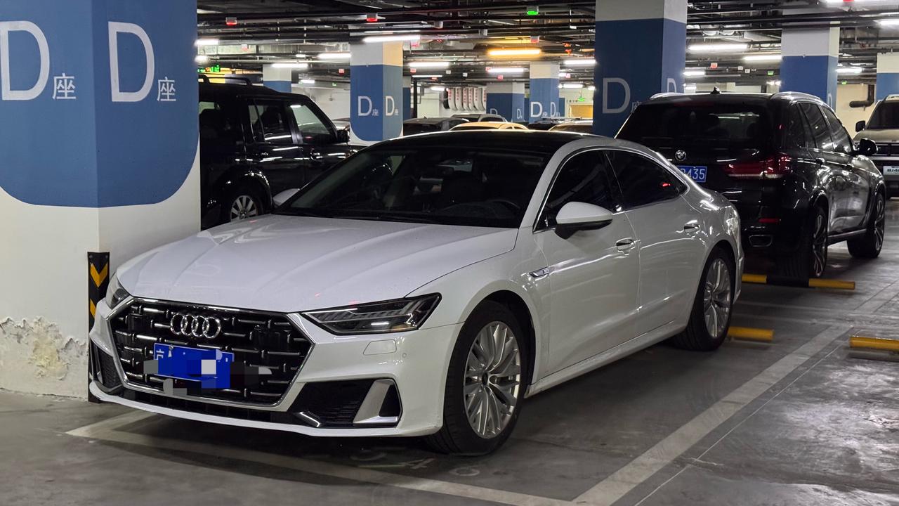 第一次开奥迪A7L…
看着真的很长很长
而显示1000km+续航
突然间把这台蓝