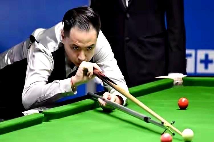 肖国栋今天干了件大事：第一局就轰出147，白球像装了导航，一杆清台。
 
可惜帅