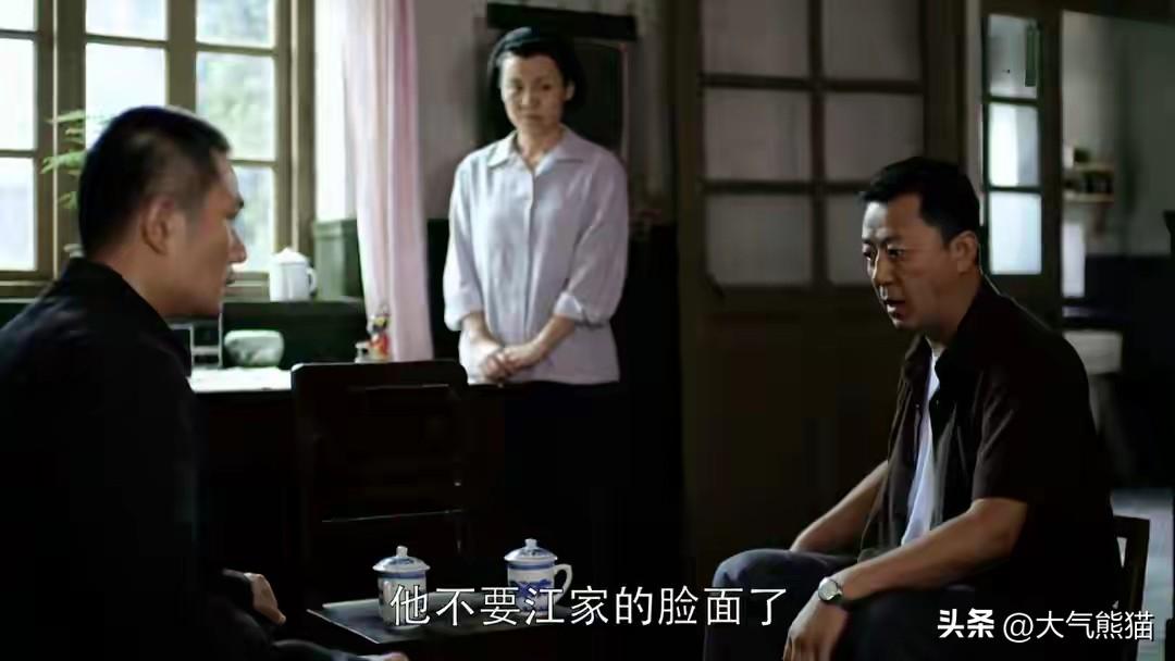 对于剧中的江德福，有人批评他抛弃了糟糠之妻，看上了肤白貌美的资本家大小姐，确实没