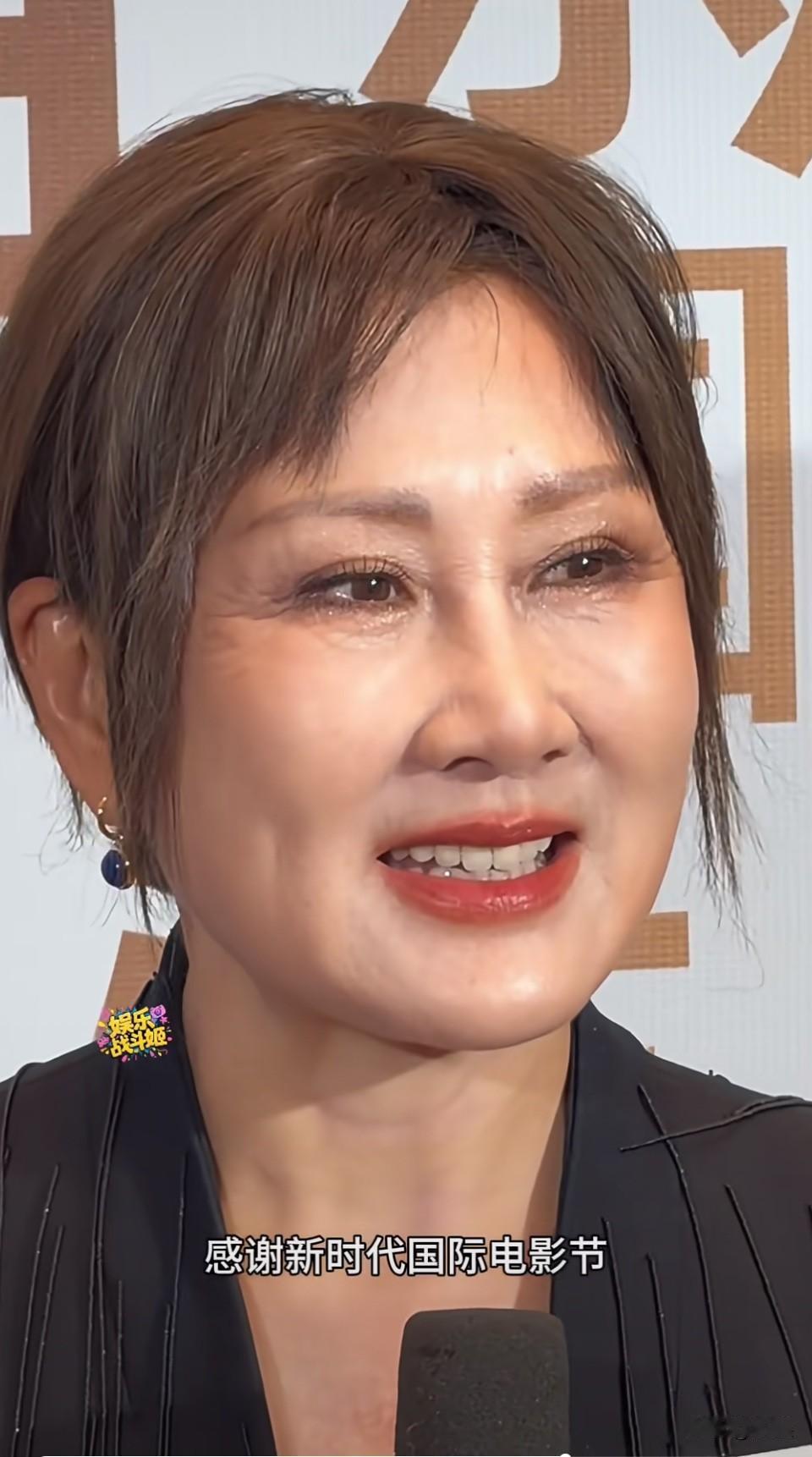 感觉她的化妆师套用了给年轻人化妆的技巧，眼部各种提亮色，嘴唇朦胧氛围感，显然完全