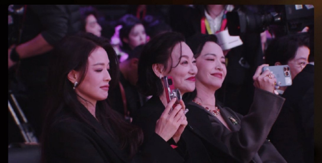 微博之夜 舒淇一亮相，直接美出新高度！更吸睛的是她手里的手机，全程拿着拍拍拍，喜