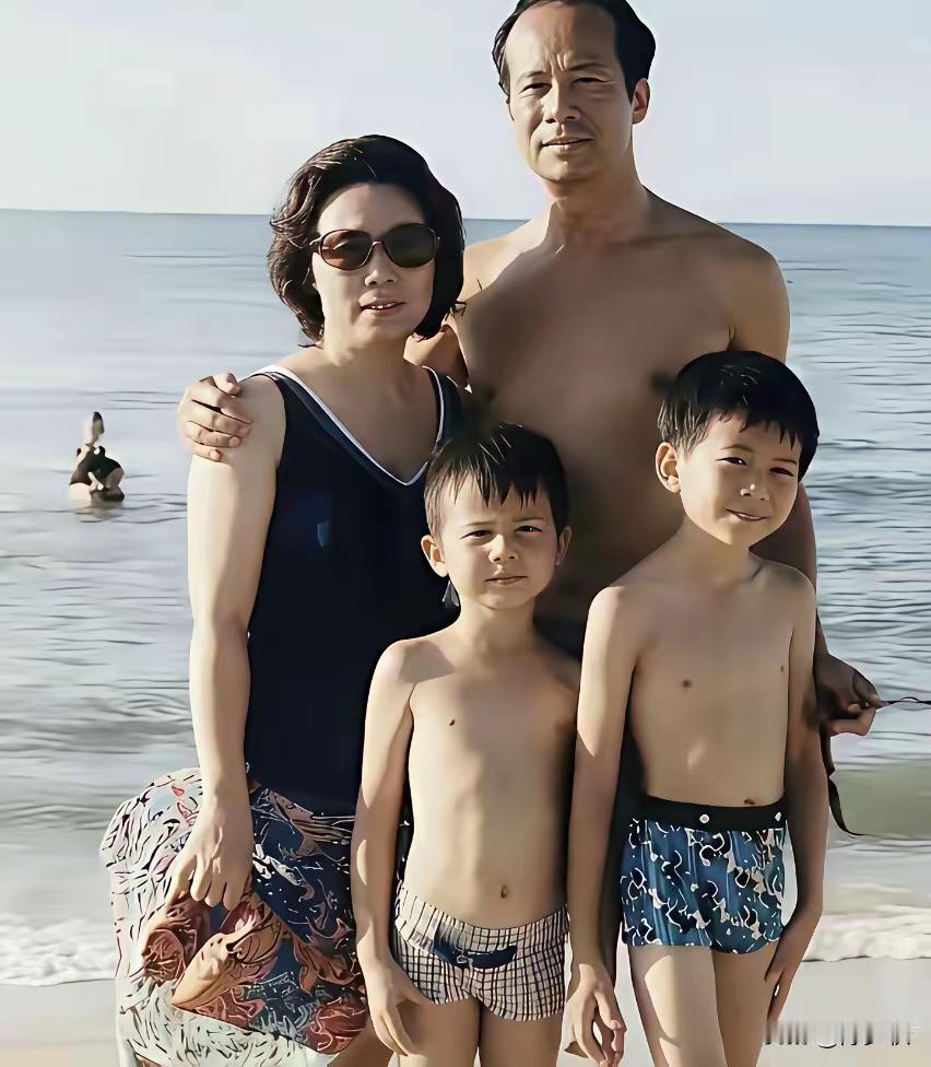 N年前的李嘉诚，和他的太太，还有李家的两位公子。很明显，这是沧海桑田还没有发生的