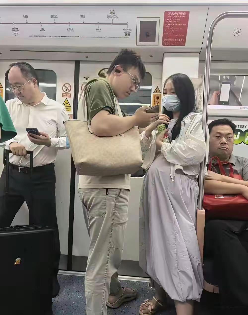 老婆肚子这么大了，其实真的可以考虑打个车。