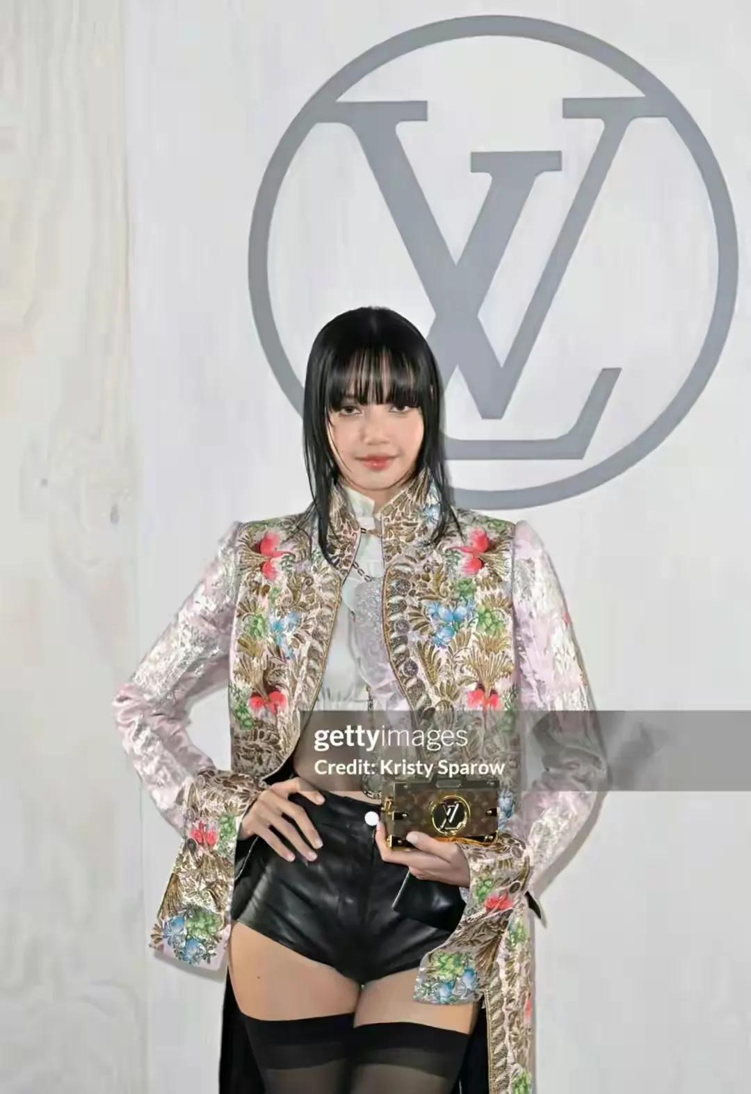 LISA最新亮相：油头三白眼菲律宾微胖大妈即视感……

离开了韩式妆造，她der