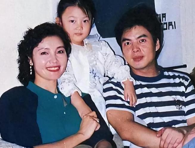 1984年，姜黎黎查出癌症，她含泪跟男友提出离婚，还让他重新找另一半。男友一边抹