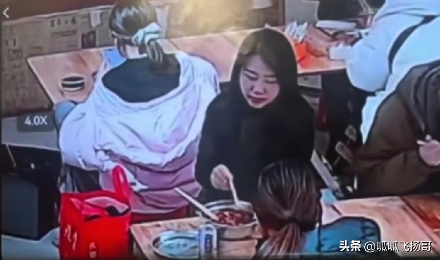 看到黑衣女子将油汤倒进身后白衣女子衣服帽子里， 我还以为两人认识 ，黑衣女子只是