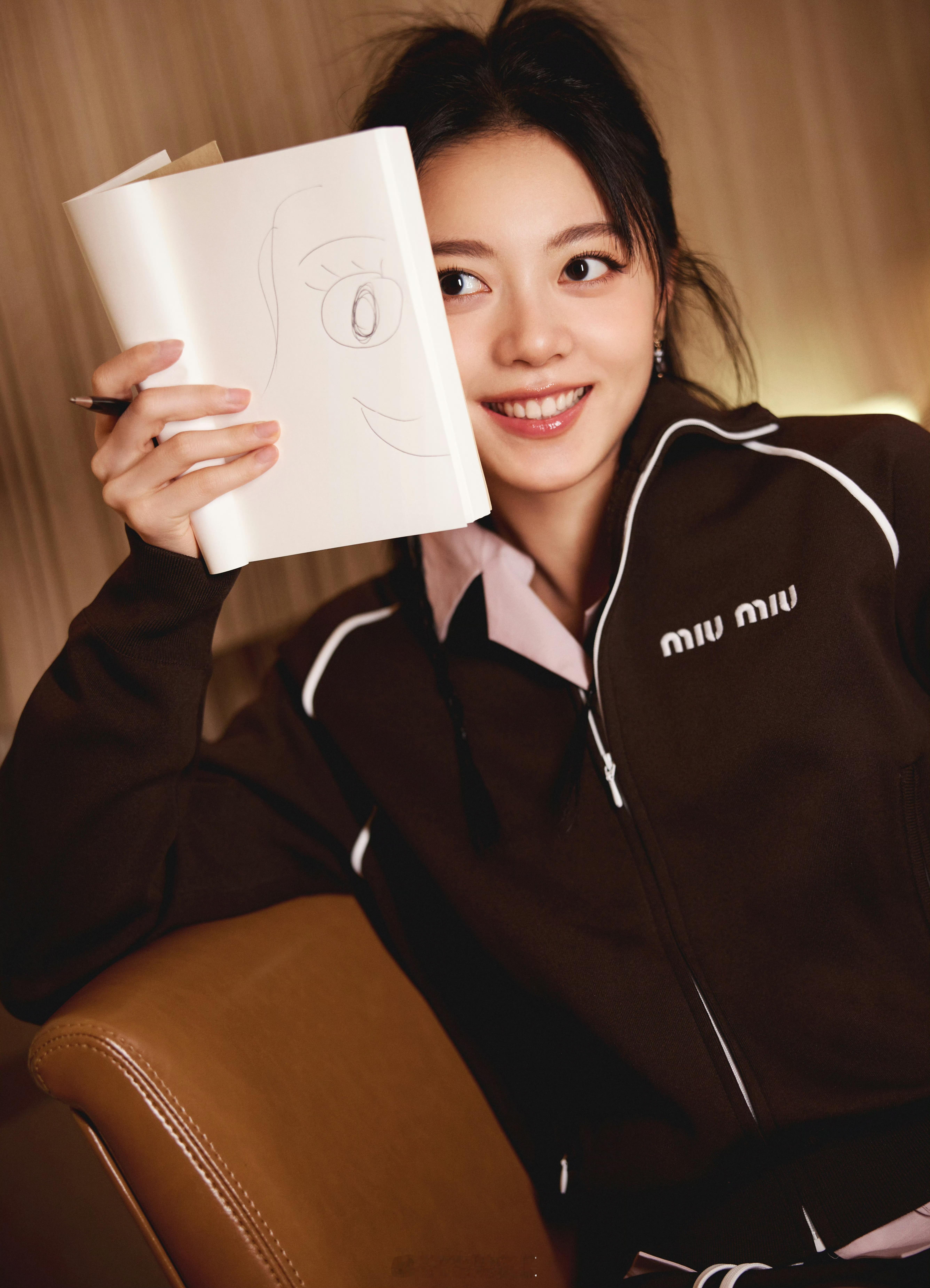 #赵今麦画了自己的半张脸##赵今麦手绘了半张脸# 赵今麦的大片充满惊喜，甜妹到御