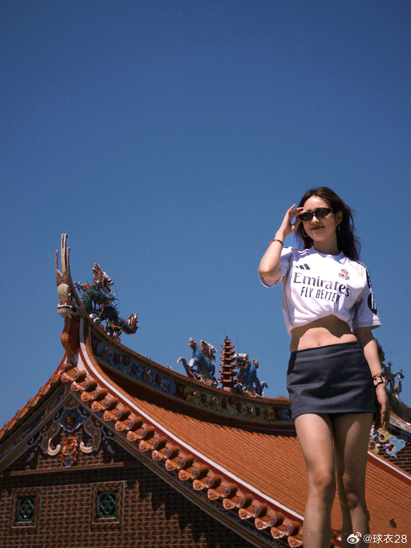 从巴尔韦德的庆祝动作你就感受到他有多兴奋 这球有多帅气