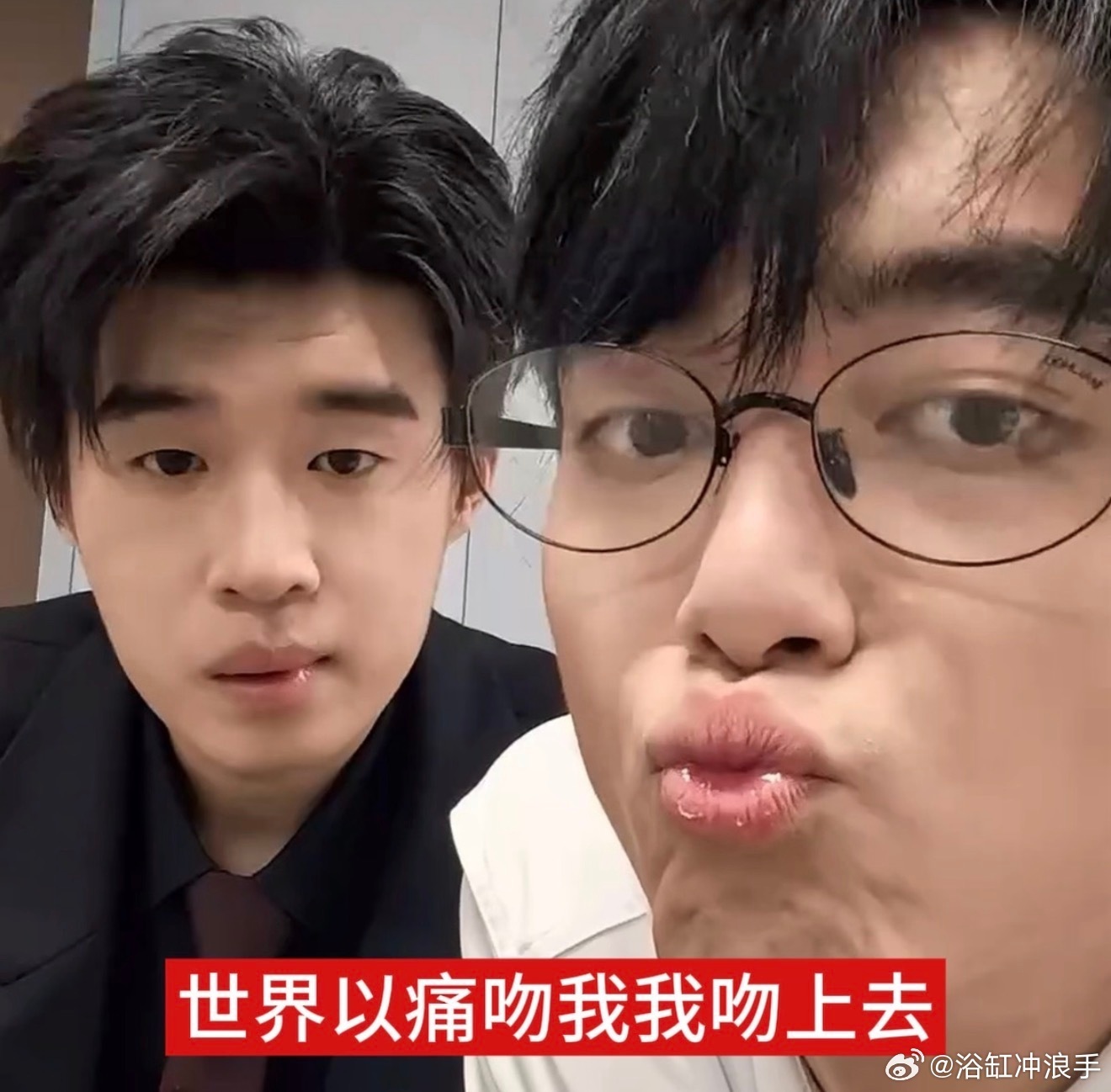 小力士到底在聊什么链接 谁还没在蹲小力士口中的神秘链接！两人台上默契互动埋下悬念