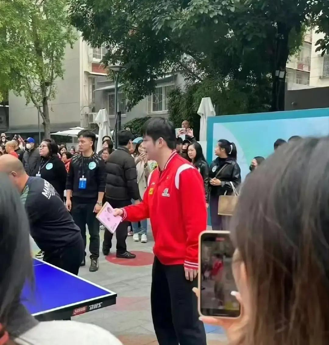 看看这几个孩子忙的。国乒参加社区公益活动！
