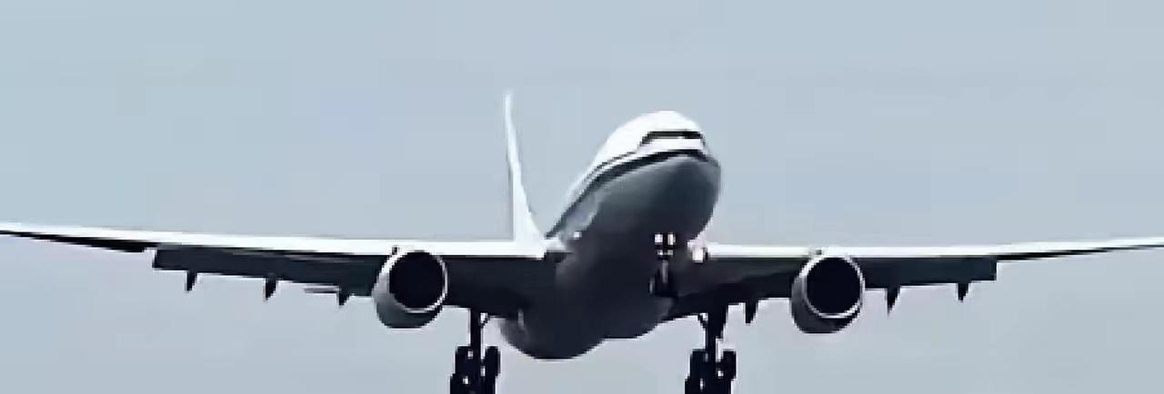 成都一个姑娘在飞机上因为不好意思去厕所，硬是忍着没尿，结果飞机一落地，就被救护车