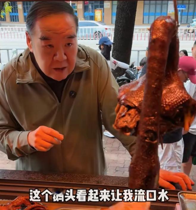 郑则仕到潮汕卤味档，豪气开口：“来3个鹅头。”老板算盘一打：“3600元。”他当