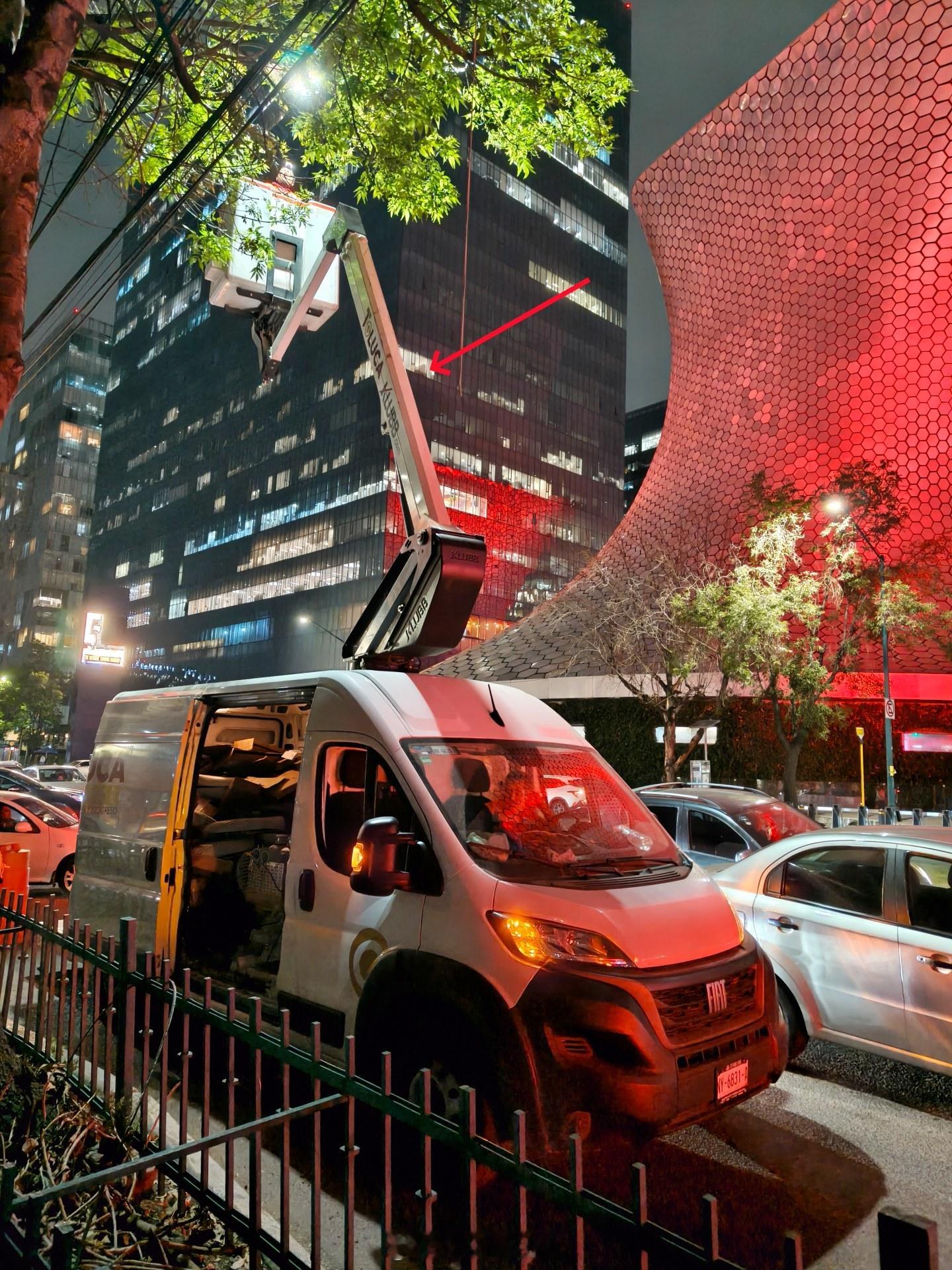 墨西哥街头的菲亚特 Ducato 吊臂工程车（微博铁粉群里捡的图），咱们这边都用