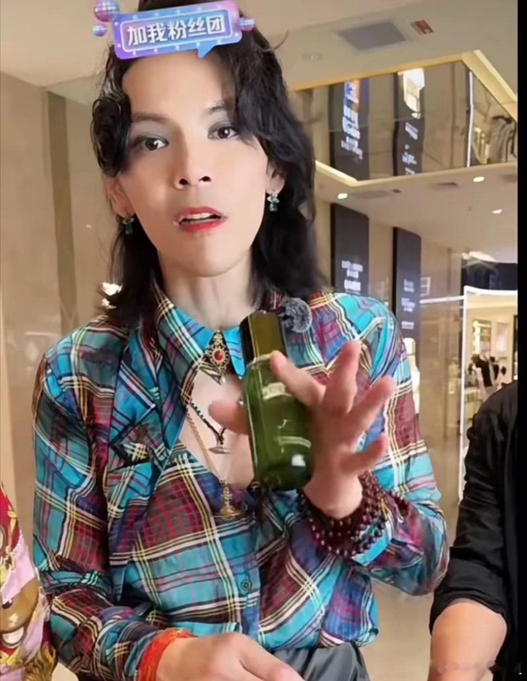 向佐真聪明，掌握流量密码后，穿女装卖出5000万，涨粉200万 