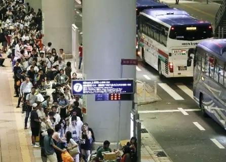 活该被滞留。昨天中日航班十二条线停航，一些不听劝阻的旅日游客被滞留日本机场急的团