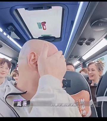 戚薇悠着点吧，李承铉的眼神里已经有了不满和不悦，戚薇真的不要再过份强调她的家庭地