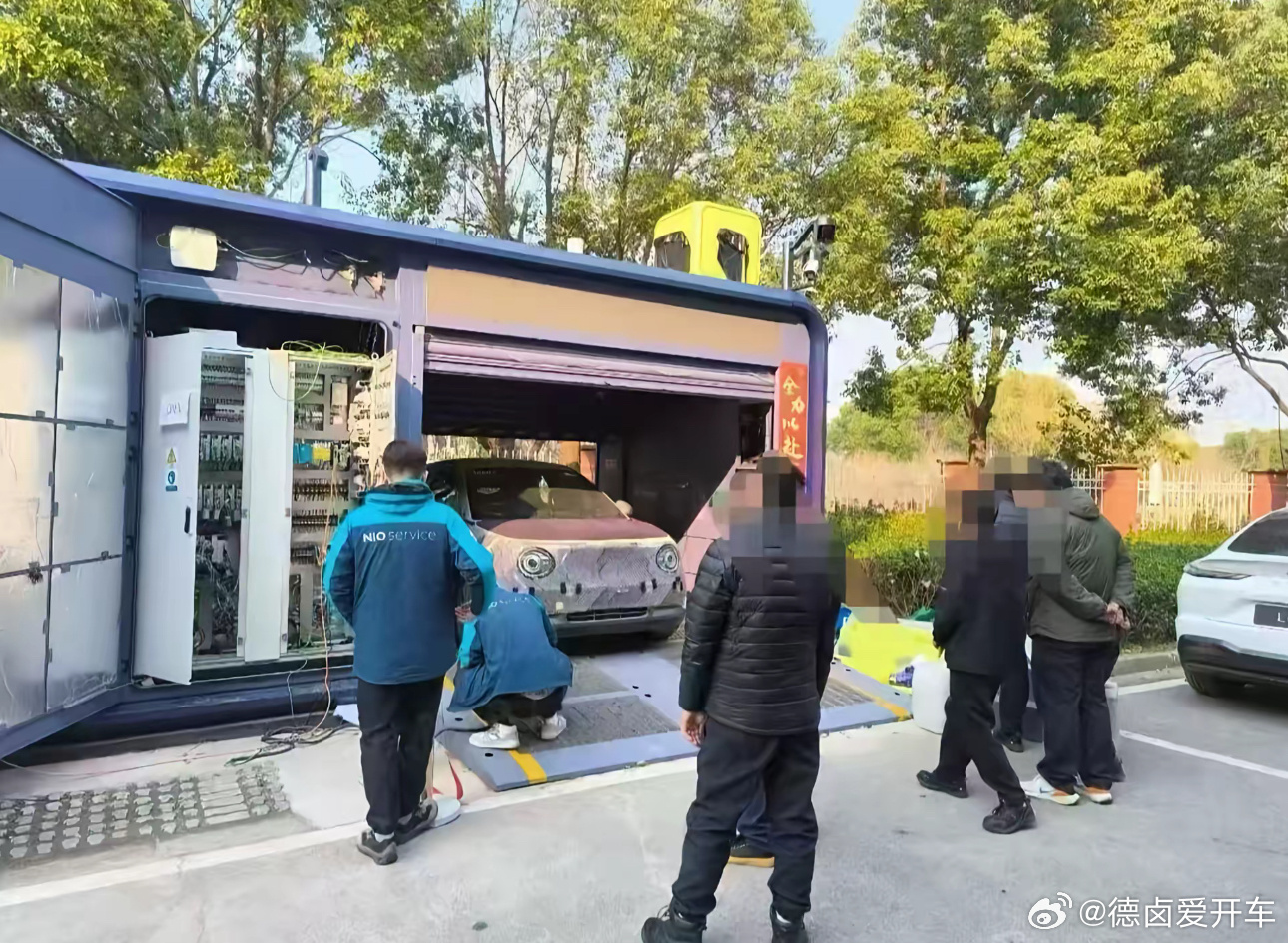 看起来像是蔚来换电站的测试场地，数了下图片中这地方有四座换电站，五代站和曾经的萤