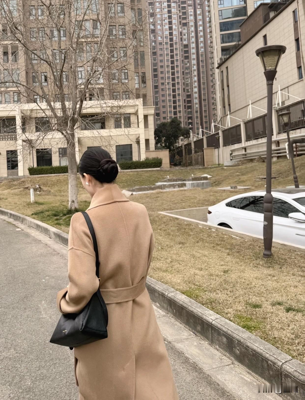 什么是知性女人的魅力?知性女人的魅力，是由内而外散发的独特光芒。她们举止优雅，待