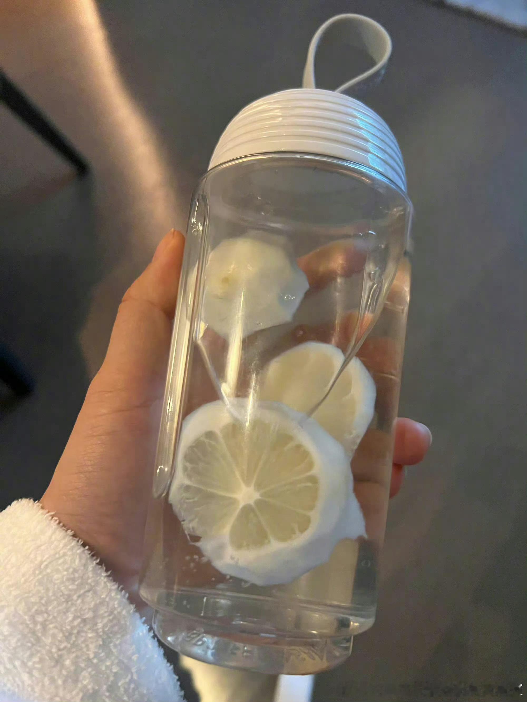 俺也不知道为什么说“柠檬泡水要带皮的然后切片一定要薄”就成了审判带不带皮都不判刑